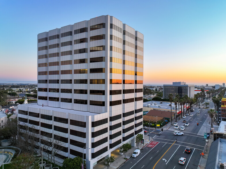 12424 Wilshire Blvd, Los Angeles, CA à louer - Photo du b timent - Image 1 de 28