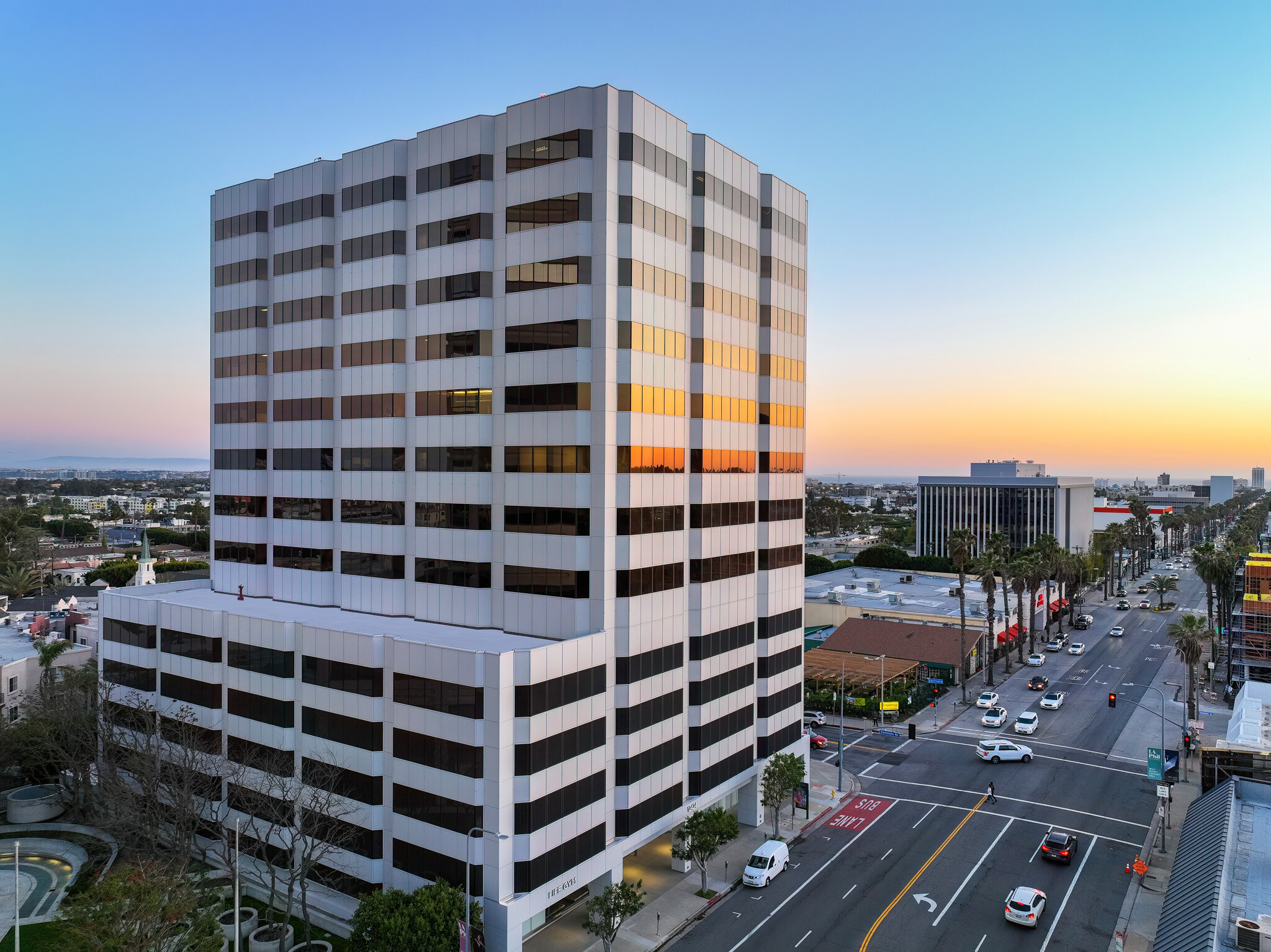 12424 Wilshire Blvd, Los Angeles, CA à louer Photo du b timent- Image 1 de 29