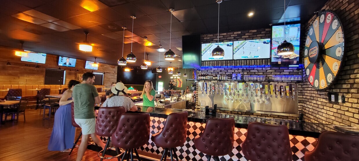 605 Bradford Ave, Kemah, TX for lease Interior Photo- Image 1 of 10