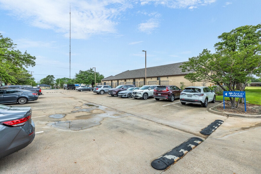 1215 E Villa Maria Rd, Bryan, TX à louer - Photo du bâtiment - Image 3 de 7