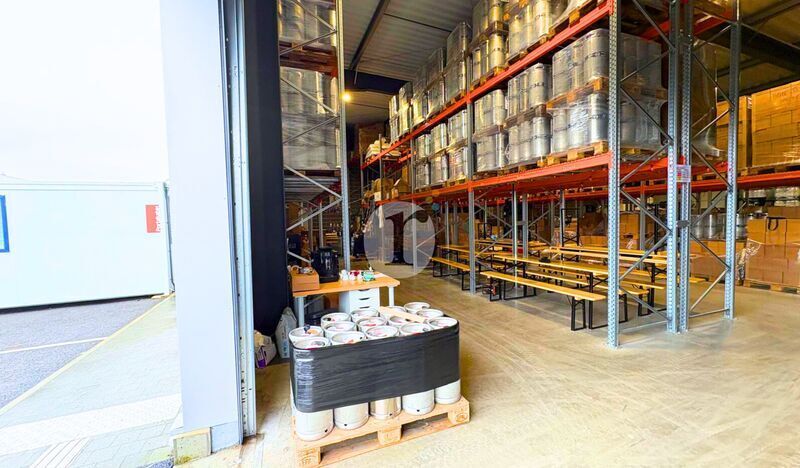 Retail in Croix for lease - Interior Photo - Image 3 of 4