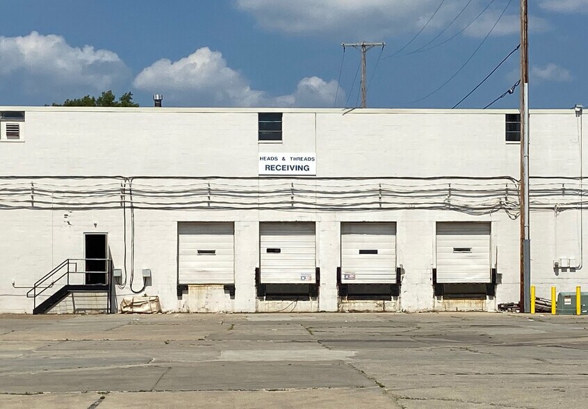 18665-18753 Sheldon Rd, Middleburg Heights, OH à louer - Photo du bâtiment - Image 2 de 4