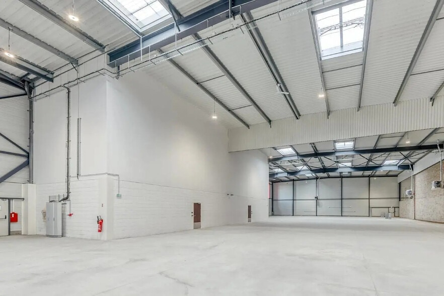 Office in Le Thillay for lease - Interior Photo - Image 3 of 5