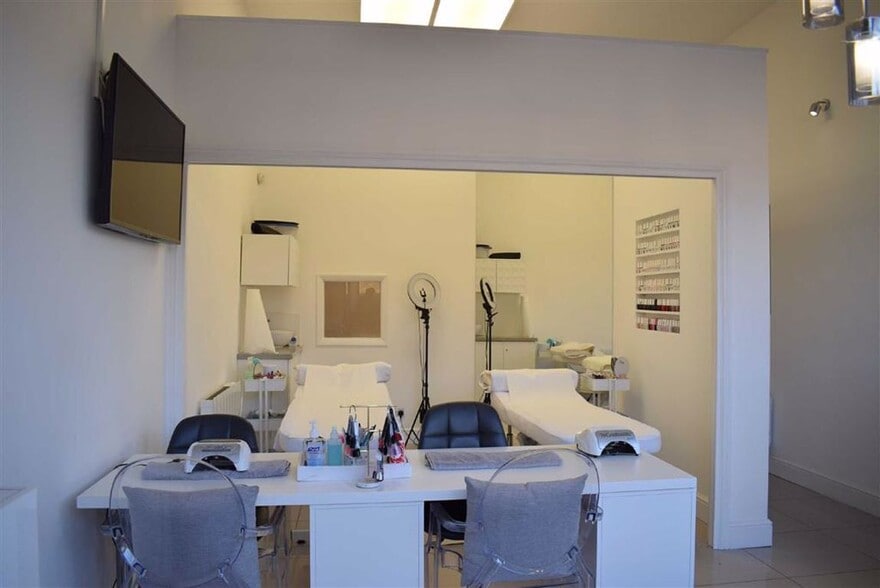 5-5A Forest Rd, Loughton à louer - Photo du bâtiment - Image 3 de 11