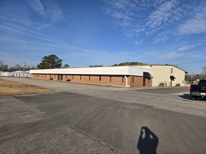 1682 Middle River Loop, Fayetteville, NC for lease - Primary Photo - Image 1 of 1