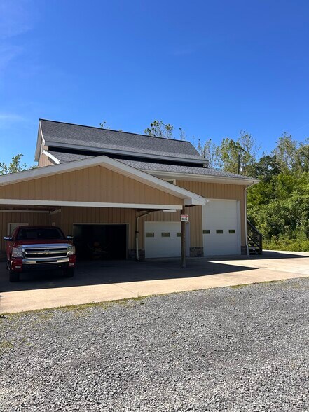 411 Fairchance Rd, Morgantown, WV à louer - Photo du bâtiment - Image 1 de 17