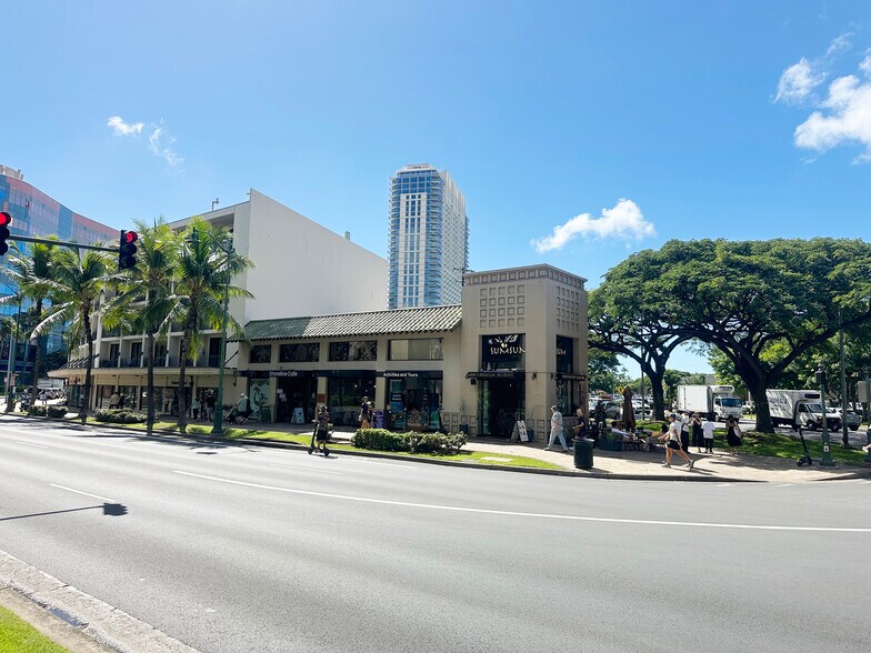 2113 Kalakaua Ave, Honolulu, HI à louer - Photo du bâtiment - Image 1 de 3