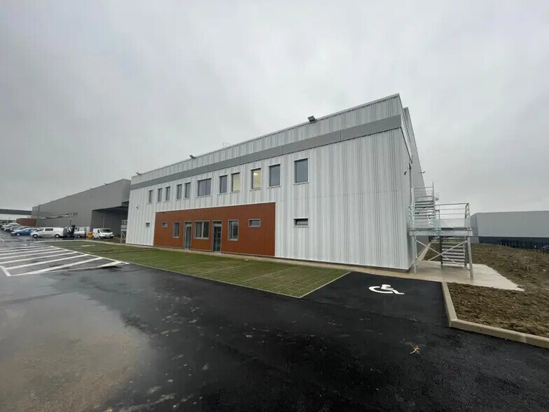 Flex in Frépillon for lease - Building Photo - Image 3 of 14