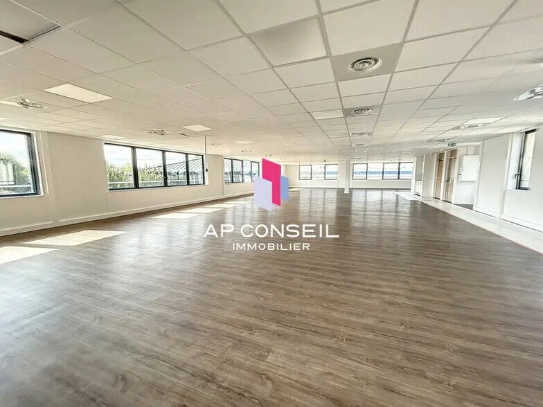Flex in Trappes for lease - Interior Photo - Image 3 of 6