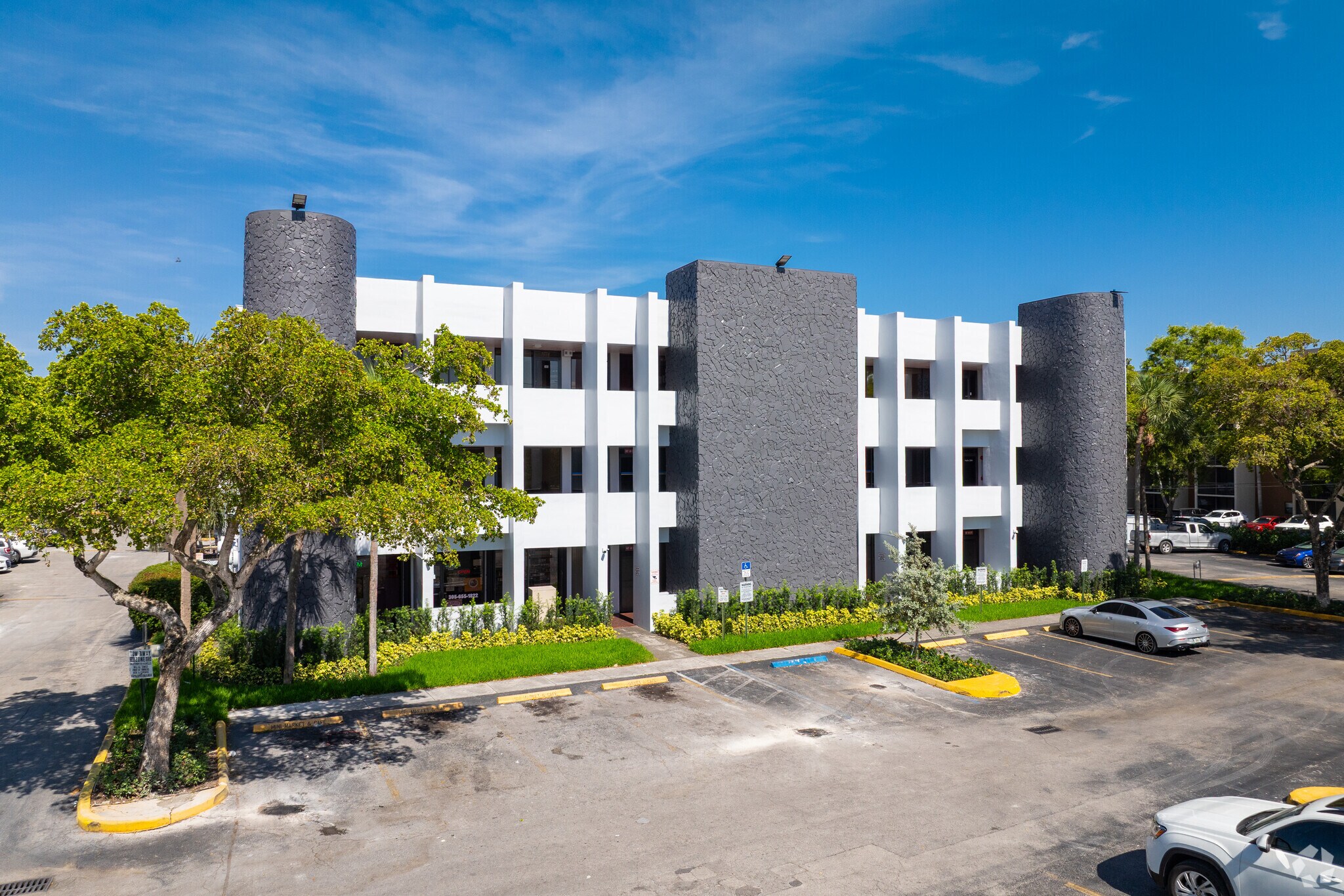 19555 NE 10th Ave, Miami, FL à louer Photo du bâtiment- Image 1 de 24