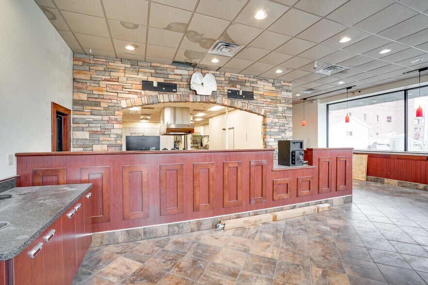 112 W Maple Ave, Beaver Dam, WI à louer - Photo du bâtiment - Image 2 de 24