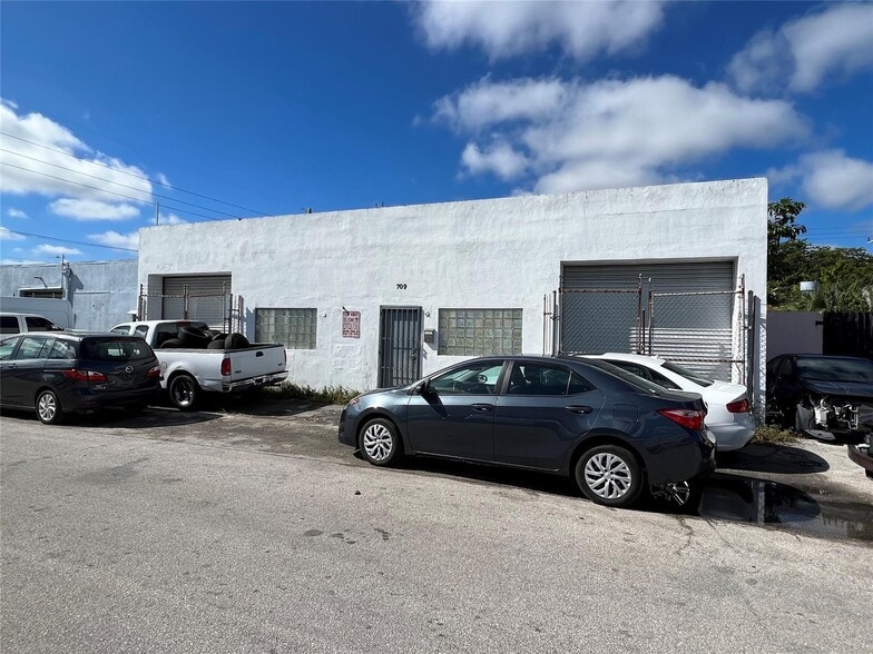709 NW 8th Ave, Fort Lauderdale, FL for sale - Building Photo - Image 2 of 32