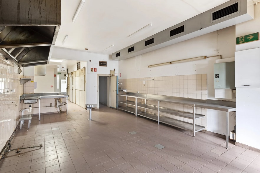 177 Victoria Ave, Albert Park for sale - Interior Photo - Image 3 of 5
