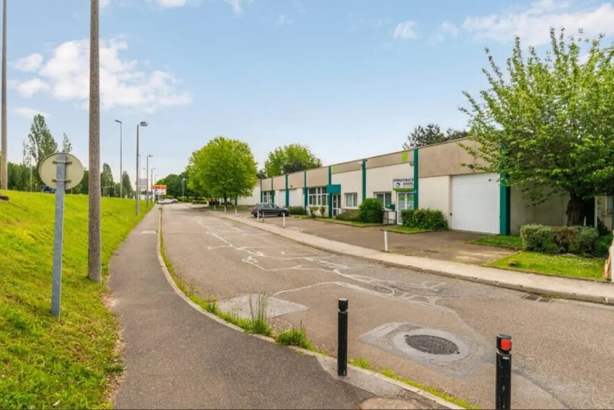 Flex in Trappes for lease - Building Photo - Image 3 of 5