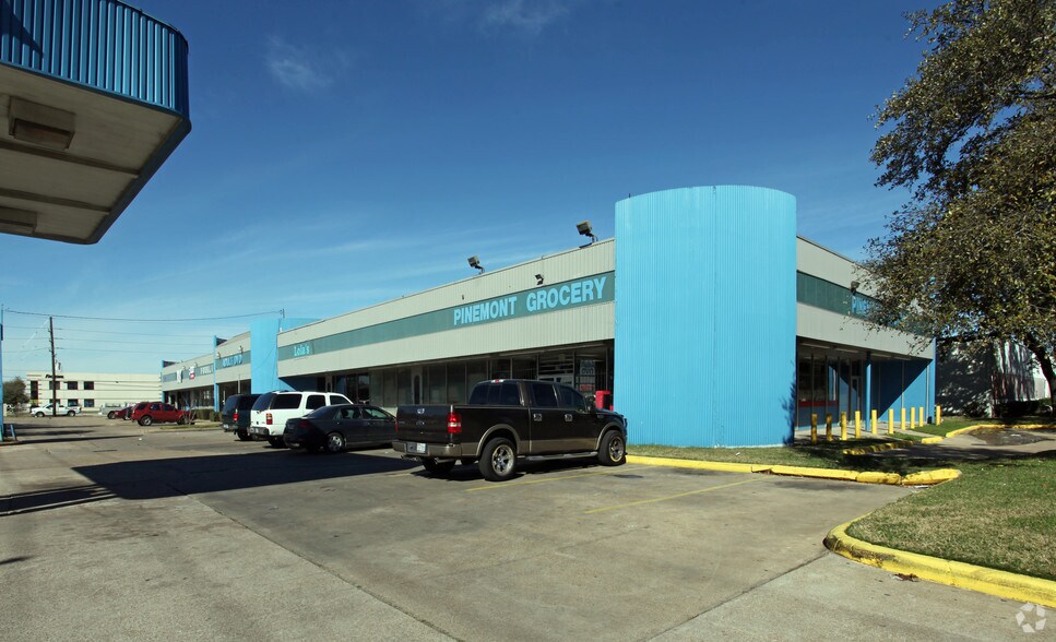 7700 Pinemont Dr, Houston, TX à louer - Photo du bâtiment - Image 2 de 2