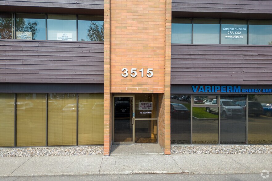3403-3515 27th St NE, Calgary, AB à louer - Photo du bâtiment - Image 2 de 8