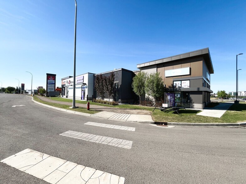 1751 Strachan Rd SE, Medicine Hat, AB à louer - Photo du bâtiment - Image 1 de 1