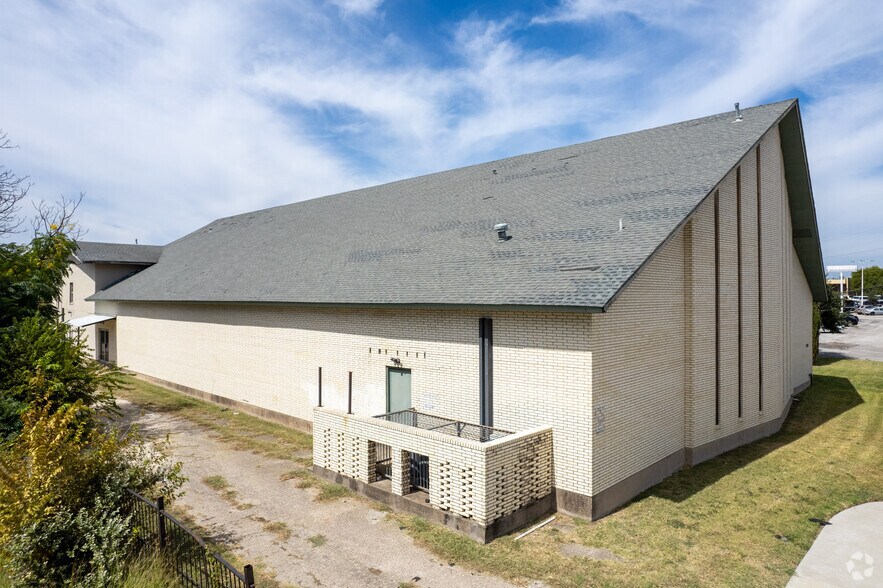 1700 New York Ave, Arlington, TX à louer - Photo du bâtiment - Image 2 de 11