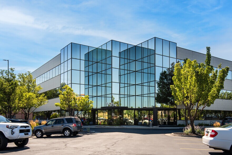 10542 S Jordan Gtwy, South Jordan, UT à vendre - Photo du bâtiment - Image 2 de 24