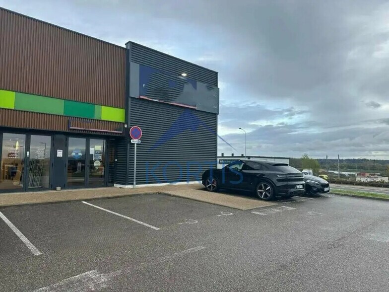 Retail in Anse for lease - Building Photo - Image 1 of 1