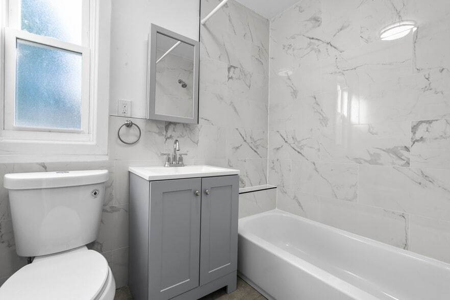 288 Woodworth Ave, Yonkers, NY for sale - Interior Photo - Image 3 of 14