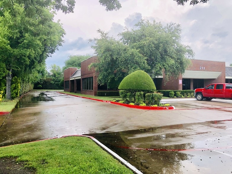 211 W Pleasant Run Rd, Lancaster, TX for lease - Building Photo - Image 3 of 14