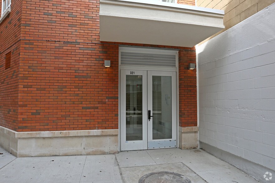 321 E 60th St, New York, NY à vendre - Photo du bâtiment - Image 2 de 3