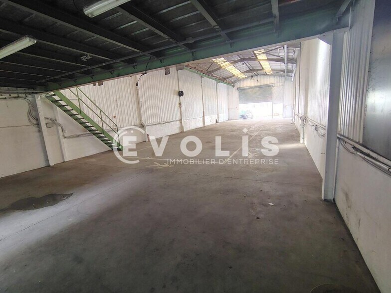 Flex in Noisy-le-Sec for lease - Interior Photo - Image 3 of 7