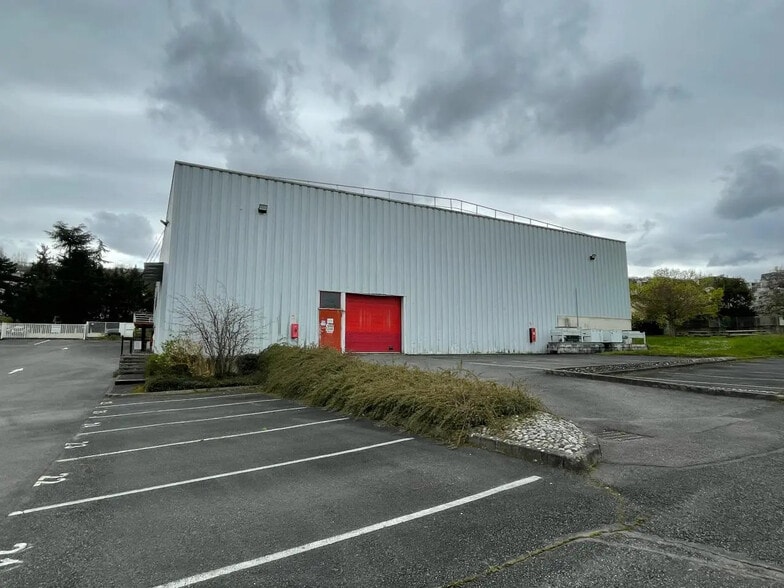 Flex in Franconville for lease - Building Photo - Image 2 of 9