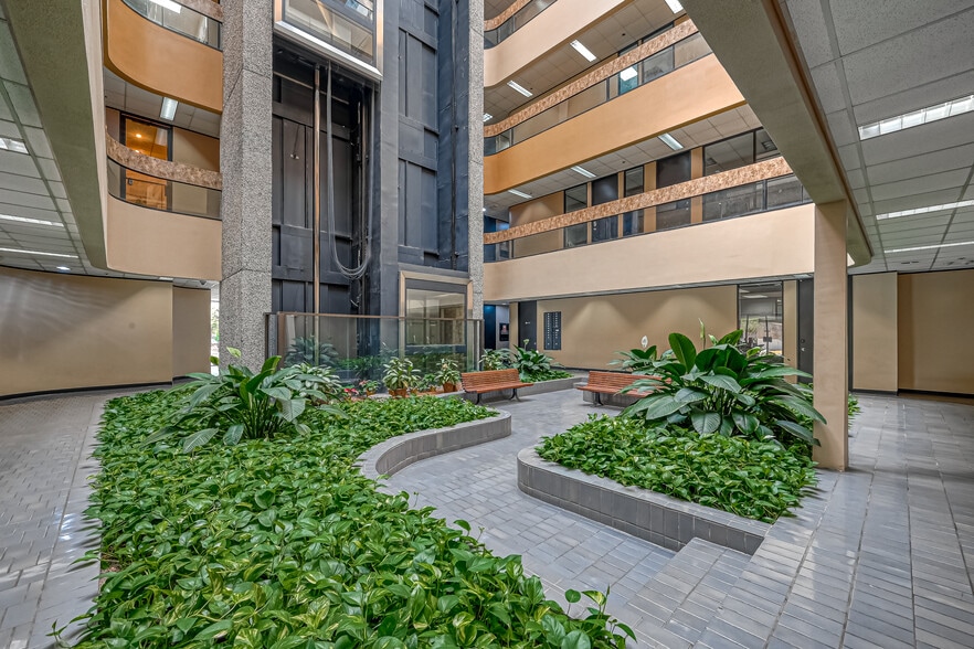 6100 Corporate Dr, Houston, TX for lease - Building Photo - Image 3 of 8