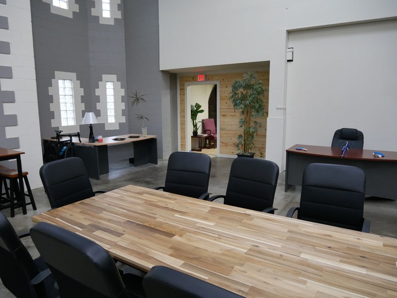 140-166 S Victory Blvd, Burbank, CA for lease - Interior Photo - Image 1 of 3