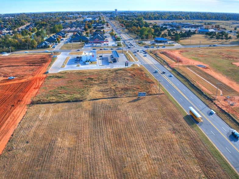 5700 Mustang rd, Mustang, OK à vendre - Photo principale - Image 1 de 16
