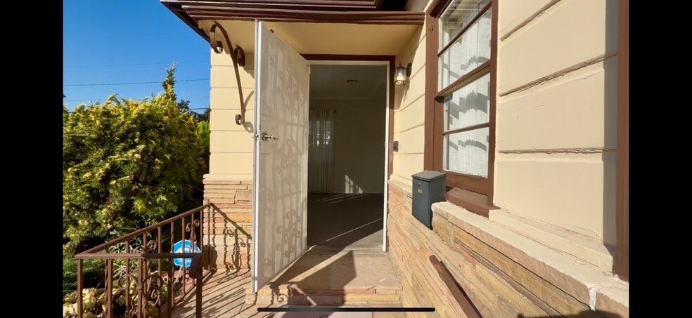 107 W Fairview Blvd, Inglewood, CA for lease - Building Photo - Image 2 of 22