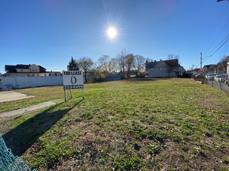 2735 Main St, Bridgeport, CT à louer - Photo du bâtiment - Image 3 de 3