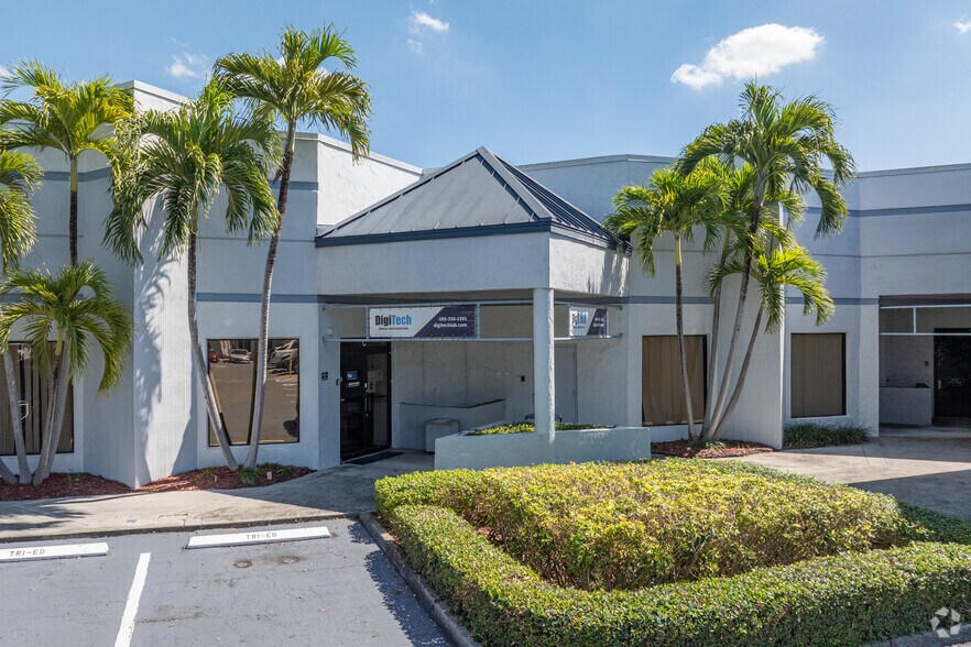 8880 NW 20th St, Doral, FL à louer - Photo du bâtiment - Image 1 de 10