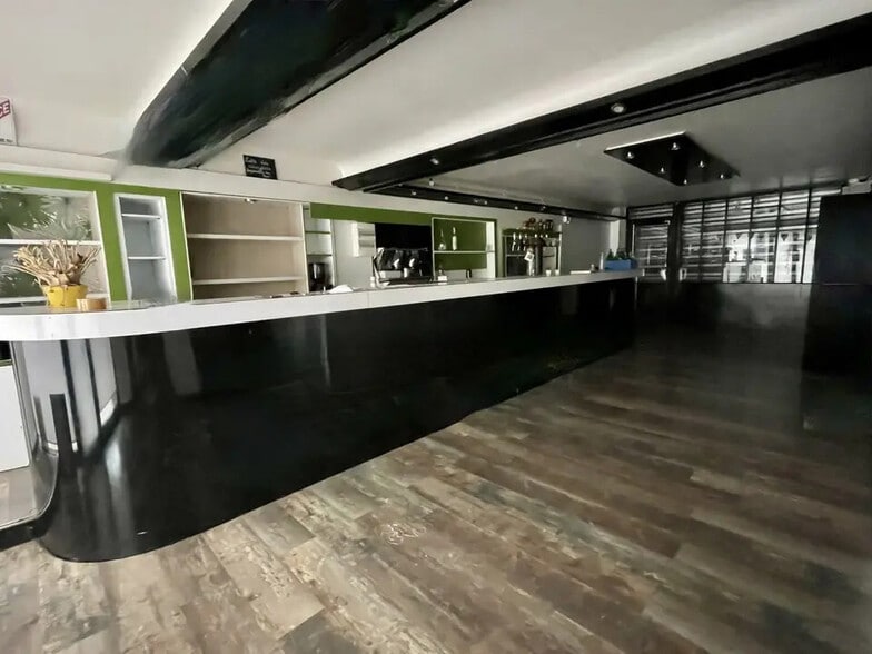 Retail in Reims for lease - Building Photo - Image 1 of 5