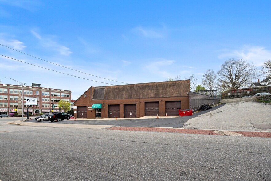 18 Blackstone St, Woonsocket, RI à vendre - Photo du bâtiment - Image 2 de 10