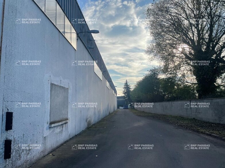 Flex in Vaulx-en-Velin for lease - Building Photo - Image 2 of 13
