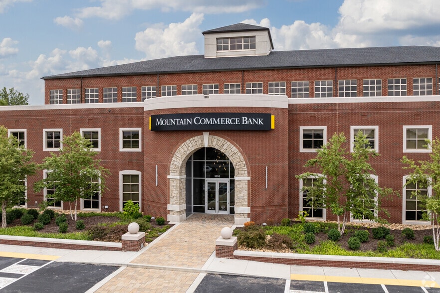 9950 Kingston Pike, Knoxville, TN à louer - Photo du bâtiment - Image 2 de 4
