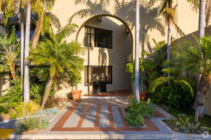 13522 Newport Ave, Tustin, CA à vendre - Photo du bâtiment - Image 3 de 8