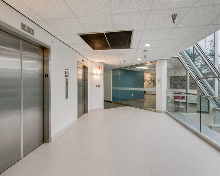 4425 W Airport Fwy, Irving, TX à louer - Hall d’entrée - Image 3 de 5