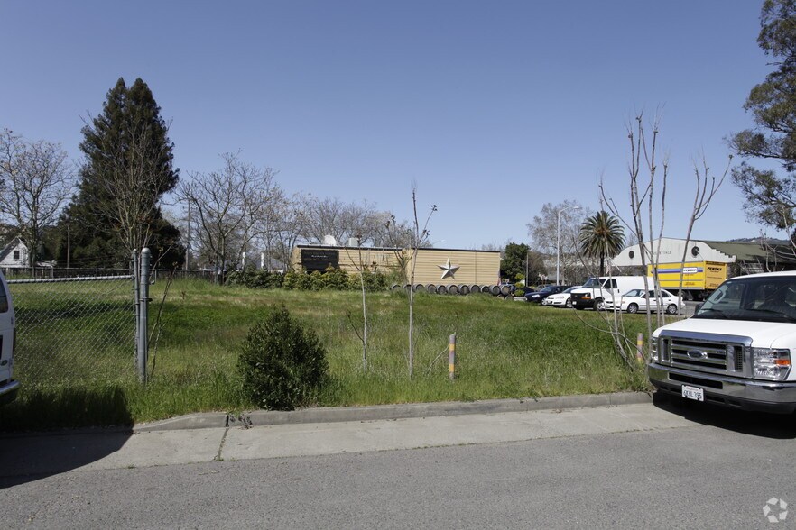 905 Main St, Saint Helena, CA à louer - Photo du bâtiment - Image 2 de 4