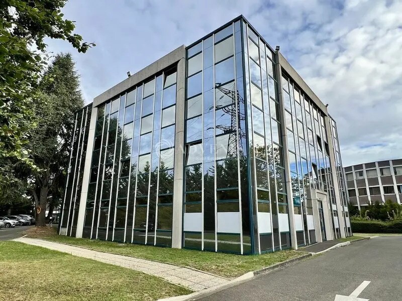 Retail in Pontoise for lease Building Photo- Image 1 of 10