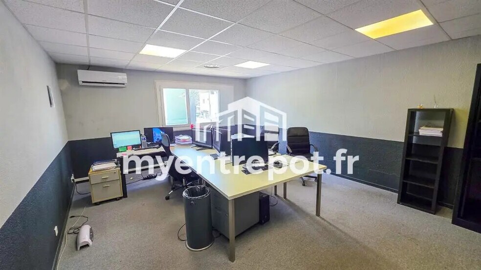 Flex in Aubagne for lease - Interior Photo - Image 3 of 5