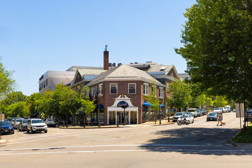 21 Grove St, Wellesley, MA à vendre - Photo du bâtiment - Image 2 de 20