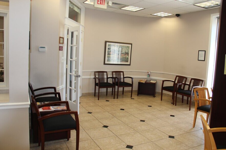 20311 Mack Ave, Grosse Pointe, MI à louer - Photo intérieure - Image 2 de 11