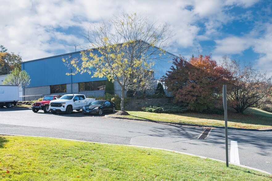 10 Turnberry Ln, Sandy Hook, CT for sale - Building Photo - Image 2 of 3