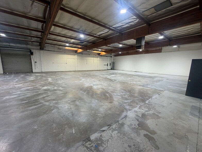 26541 Ruether Ave, Santa Clarita, CA à louer - Photo du bâtiment - Image 3 de 10