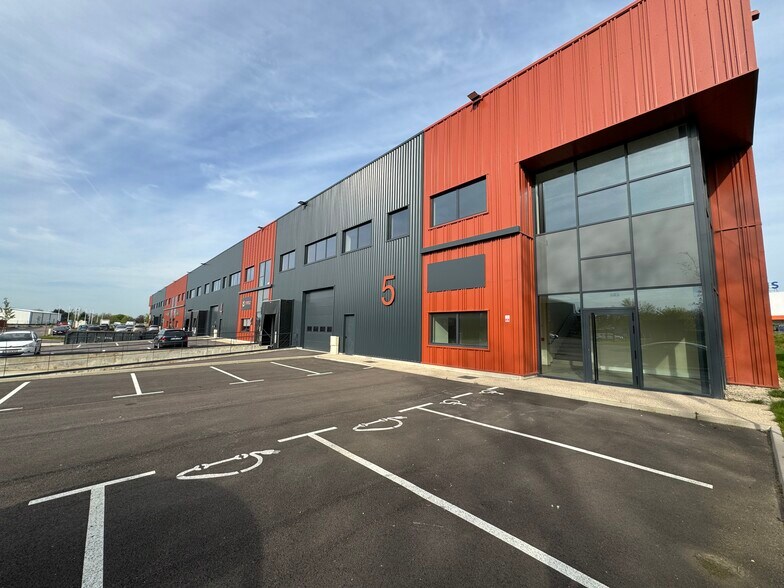 12 Rue De L'Equerre, Saint-Ouen-l'Aumône for lease - Building Photo - Image 2 of 4
