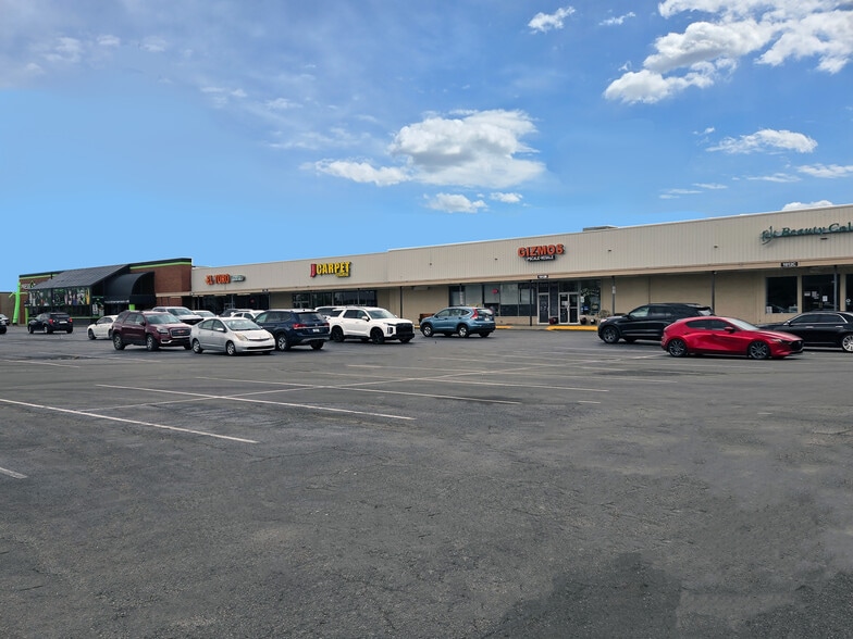 1000- 1044 E Main St. Brownsburg, In portfolio of 3 properties for sale on LoopNet.ca - Building Photo - Image 3 of 6